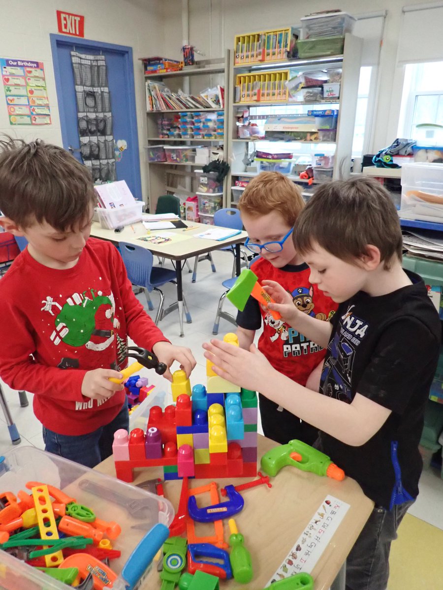 MclayVirginia's tweet photo. COMMUNITY HELPERS...Building with tools! Cooperation at its finest!!!! #hdespride #hdsdpride https://t.co/hGTTF2GvSa
