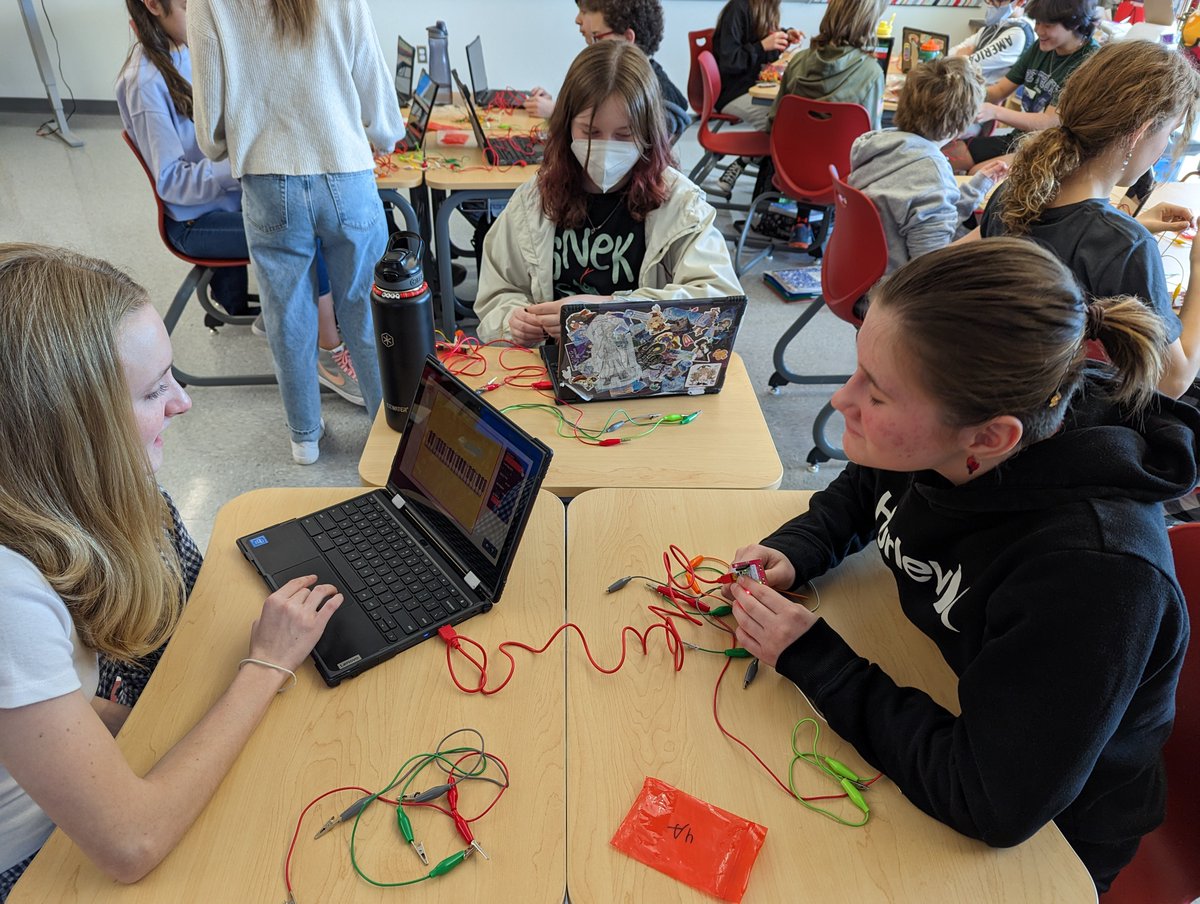 LiebermanUD's tweet photo. Mrs. Lankin’s 7th grade students collaborating with librarian Mrs. Connelly @SconnellyWBC at #SRMS using @MakeyMakey &amp; Scratch @CodingMasterApp to create a “parts of the cell” themed board game! #STEM at #UDSD #UDBestDay! https://t.co/uBNUpaXTR0