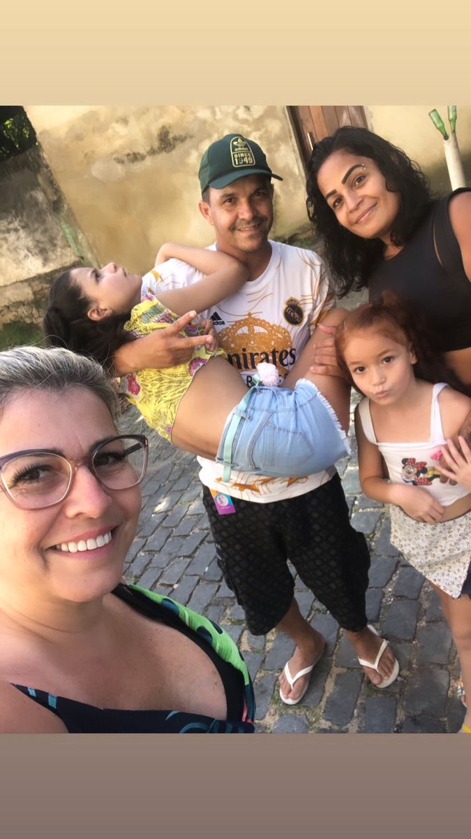 Eu e minha mãe passando por Madureira vimos esse casal hj andando nesse sol carregando sua filha no colo, aí minha mãe falou ala filho imagina o quão pesado ela deve ser e ele tá carregando ela no colo, ela n deve ter uma cadeira tadinha, aí oferecemos carona e eles n aceitaram +