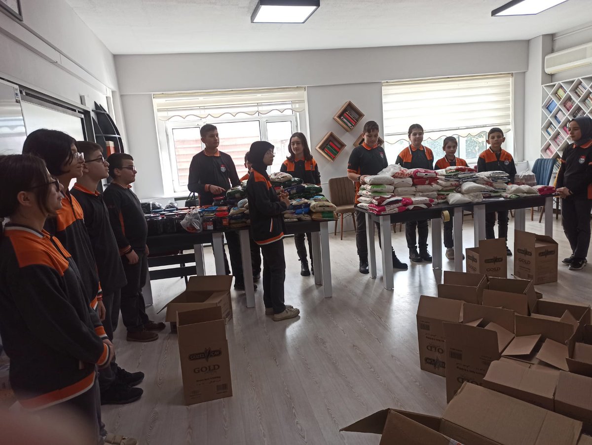AltunbasRustu's tweet photo. Hüseyin Rüştü Altunbaş Ortaokulu Değerler Kurulu olarak yaptığımız organizasyonda bizlere destek veren tüm velilerimize teşekkür ederiz hiç şüphesiz birlikte daha güçlüyüz... https://t.co/3cJG8WKiFu