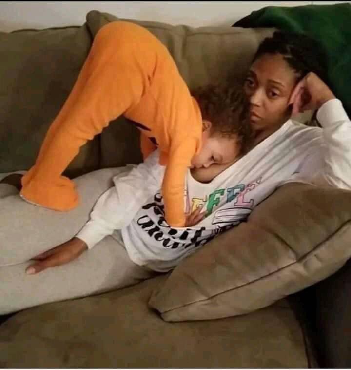 talk2veee's tweet photo. When you see your Mum, lie down flat and greet her again 

You turned her “gallant soldiers into  “fallen heroes” to NOURISH you

Children will “disrespect” our bodies then come back to say “we owe our parents nothing. They shouldn’t have birthed me”

Don’t pay them, HONOR THEM! https://t.co/gSepyWPO6Z