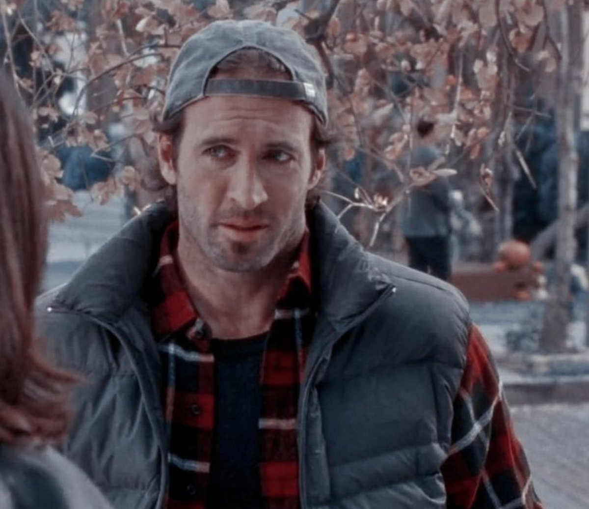 BuzzFeed's tweet image. what is a show you wish you could watch for the firs time again? for me, it's Gilmore Girls 🥺