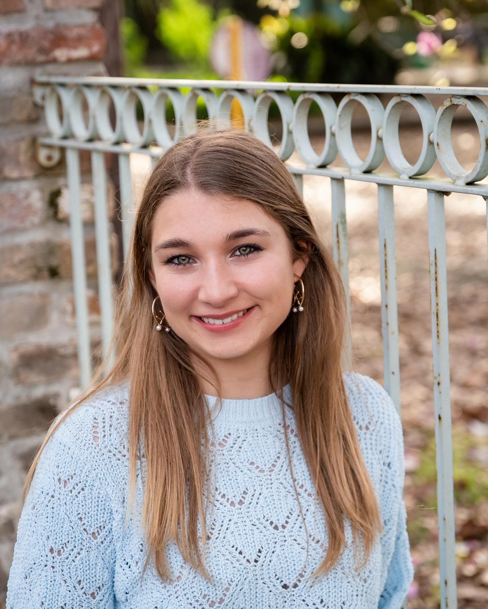 gkphotography1's tweet photo. My girl Ellie is a senior!
#lsubound💜💛 https://t.co/vbKgh96nVw