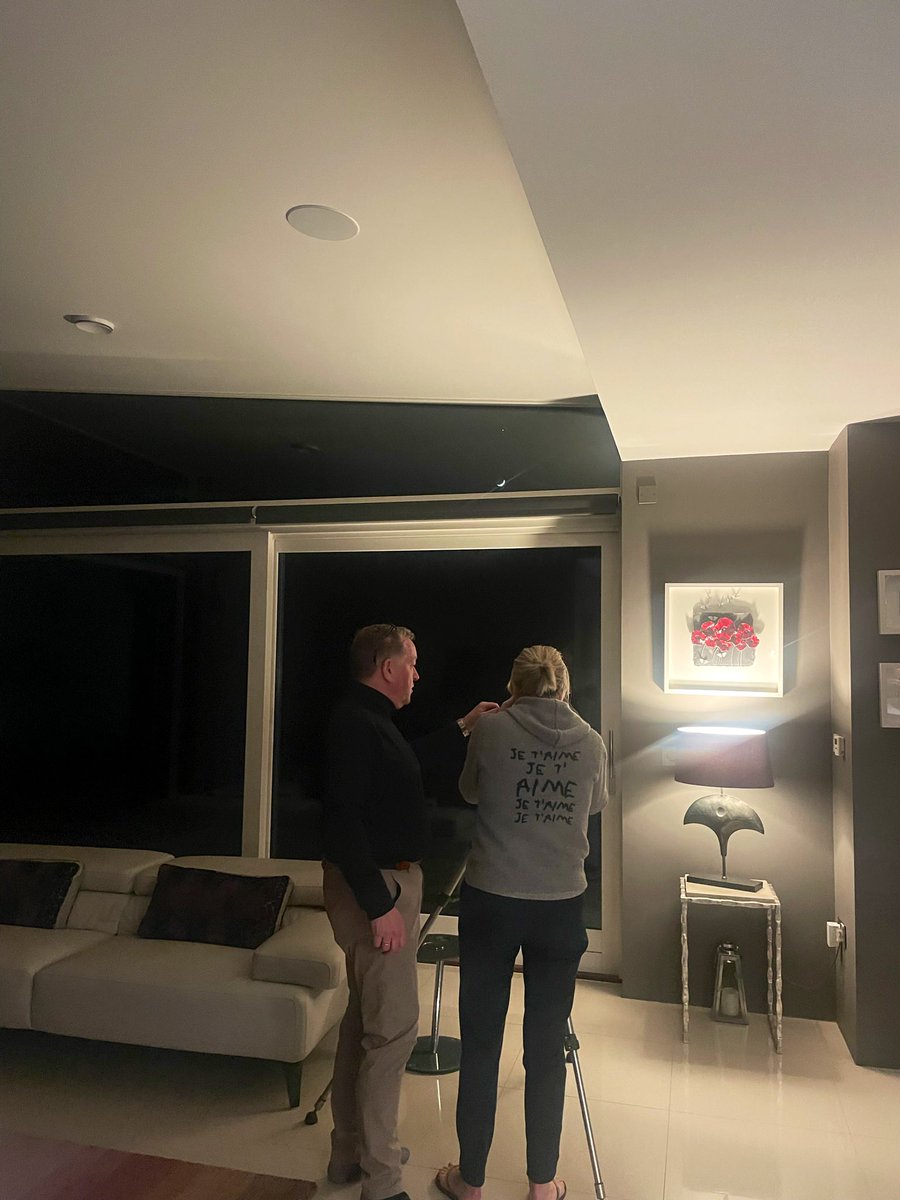 jil_mc's tweet photo. I spy with my little eye… 🔭🌙 https://t.co/CkVqOfq8cL