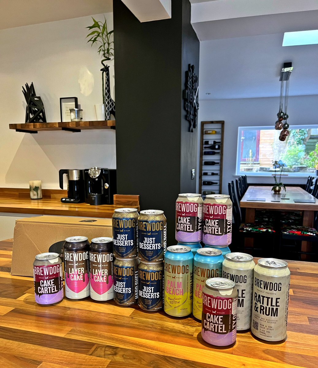 MarkLewis82's tweet photo. Gotta love a @BrewDog delivery, and on a Friday too! Laptop off, time to get stuck in to a few of these beauties ππ»π»ππ» #FridayFeeling #beer #brewdog @BrewDogJames #EquityPunk https://t.co/8CgR12viSJ