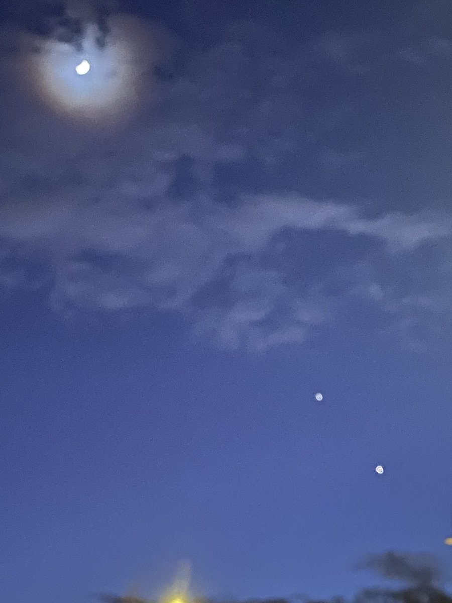 People asking about the two bright “stars” pointing towards the moon tonight; it’s actually Jupiter (above) and Venus (below). Follow me for more of this hot, sexy, celeb content.