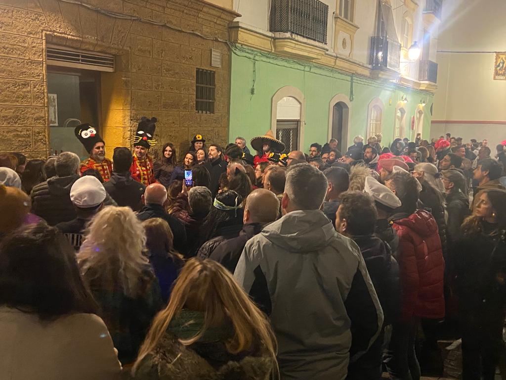 jm_alcedo's tweet photo. Misma calle, con la misma gente... 18 años de diferencia 🎭🎭 https://t.co/CpXOOdsiqK