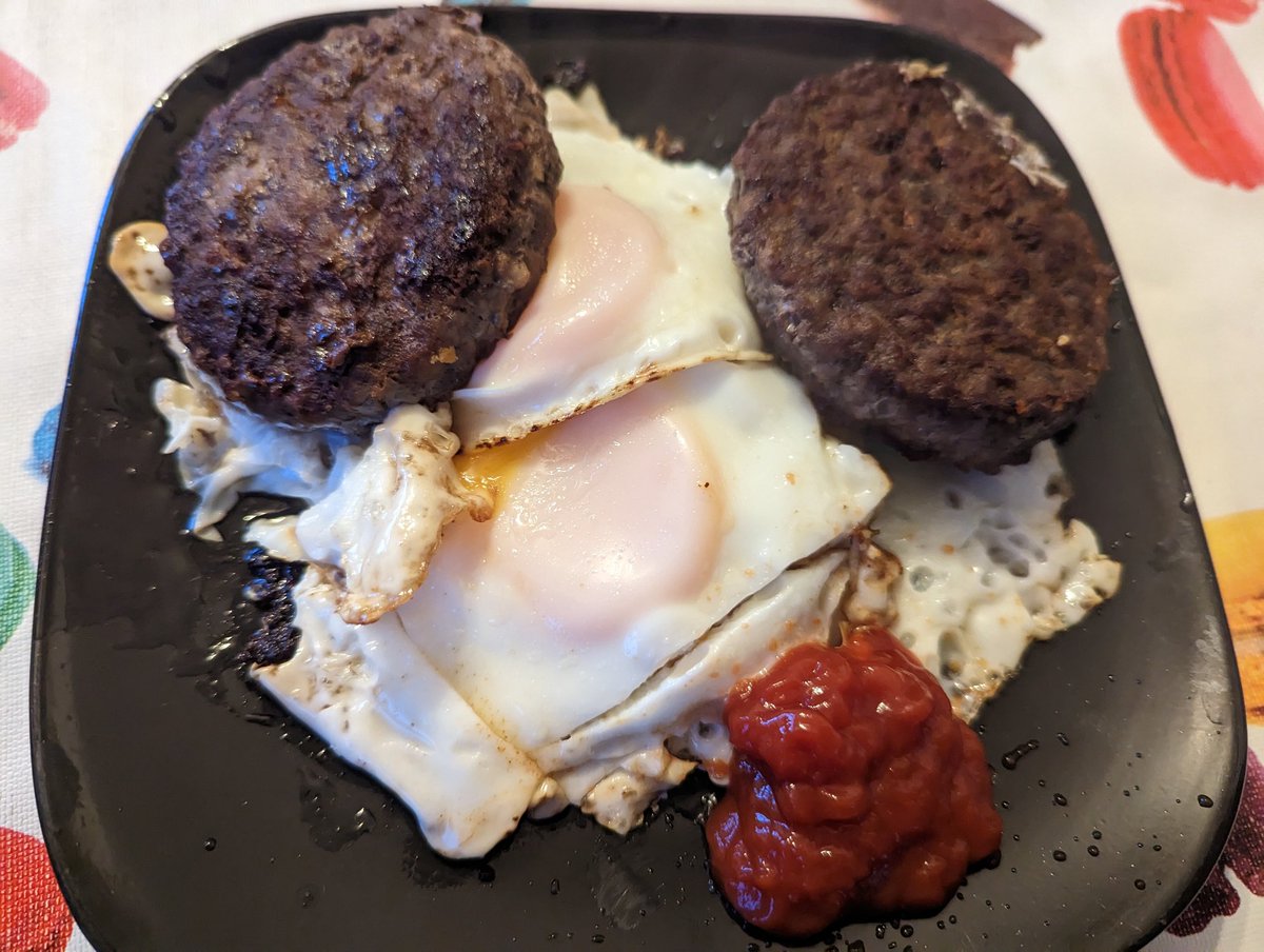 25 hour fast broken with ox tail, lamb shoulder and  braising steak in organ broth. Dinner was burgers and egg with H&G Ketchup.
#fulledbyfat #fasting #extendedfasting #carnivore #carnivorediet #carnivorelifestyle  #carni #ketovore #keto #properhumandiet #ketodiet #ketofriendly