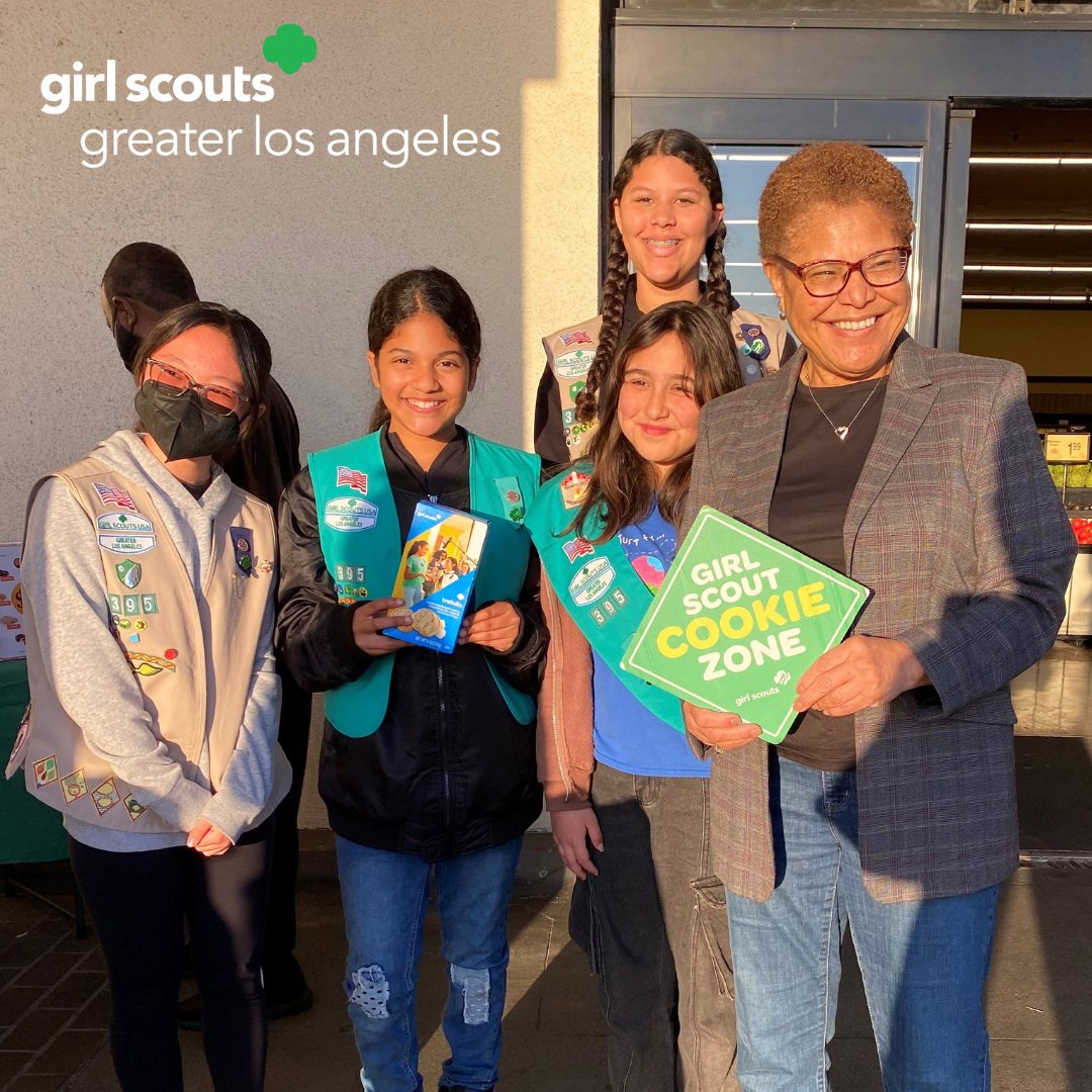 GirlScoutsLA's tweet photo. Troop #395 met Mayor Karen Bass during her trip to the grocery store. They were so excited! Thank you for supporting Girl Scouts of Greater Los Angeles! 🍪💚
#girlscoutsinthecommunity #girlscoutslosangeles #girlscoutsla
#GirlScoutCookieProgram #GirlScouts https://t.co/usoTngCYWS