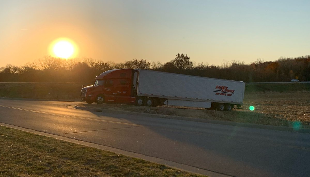 Thank you to Raider Driver Deanna C. for sending in these great photos! 😍
#photooftheday #FridayMotivation #trucking #trucker #TruckDriver