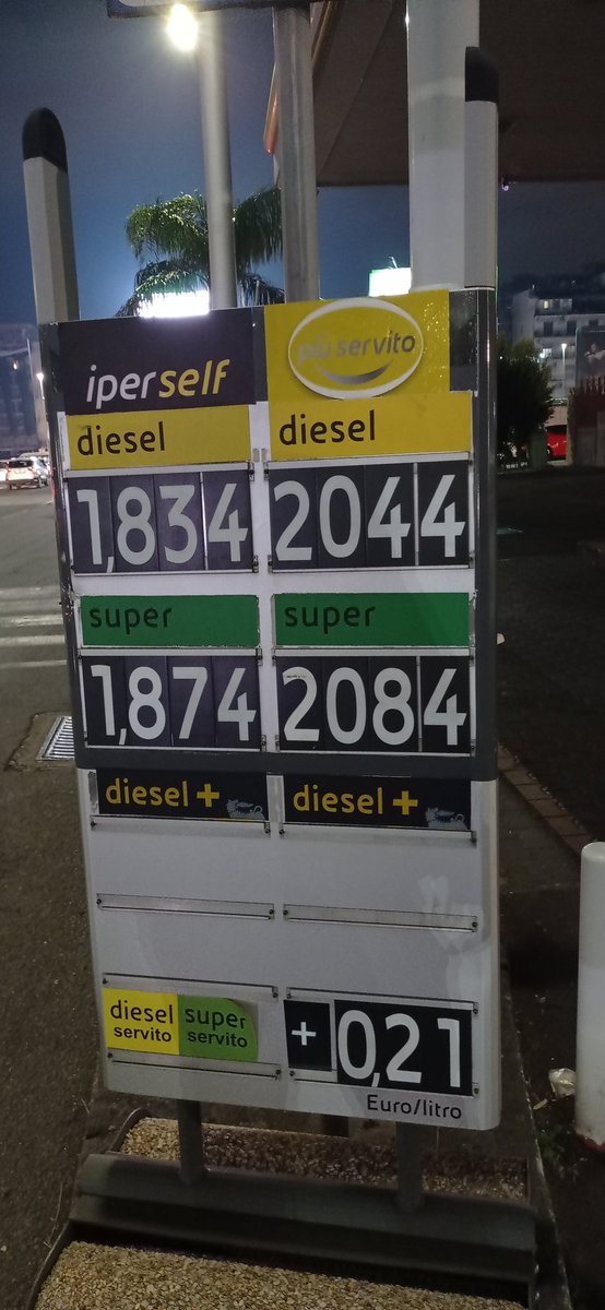 SpiacyKozak's tweet image. Ceny paliwa we Włoszech. Fotka z wczoraj. #paliwo #ceny #inflacja