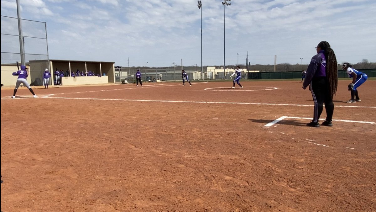 Dunbar_Wildcats's tweet photo. Trying to stay warm and win at the๐พ๐ฅWildcat Invitational Softball Tournament๐ฅ๐พ. Letโs go ladies!! @FWISDAthletics #ThePLD #IBeAWildcatWhoBeWho https://t.co/S4tObW3GHt