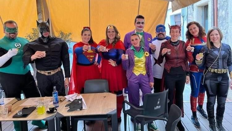 CalicoOficial's tweet photo. Aquí ando, con mis colegis buenos y malos en el Carnaval de Mérida.... Soy el de atrás.. leñe! https://t.co/7tJtJ6B9FB