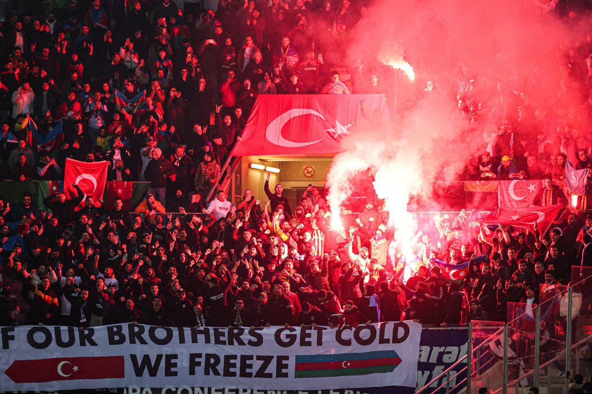 "Kardeşlerimiz üşürse, biz donarız."

Karabağ trübünlerinden…