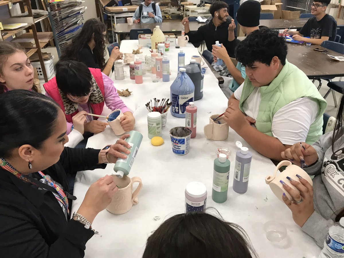 ValsArtClass's tweet photo. Clark A.L.E. kiddos enjoying mug making!!! #northsidefinearts #NorthsideForAll #PlayUnified https://t.co/d020imcR36