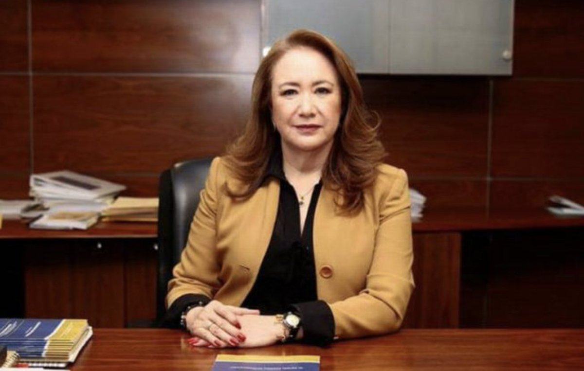 DeniseMaerker's tweet photo. El diario ‘El País’ documenta que la ministra Yasmin Esquivel también plagió su tesis de doctorado.   #AtandoCabos https://t.co/L0f93P2zSZ