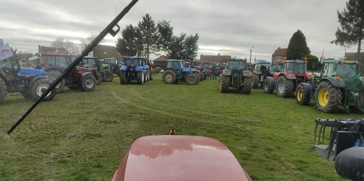 VictoireDupont6's tweet photo. Non au HOLD UP de terre agricole !

Expropriation en vue d'agriculteurs sur 50 ha de terres arables sur #Jenlain. 👩‍🌾🚜

On dit NON à la méga-usine ! 🔋

Riverains et agriculteurs unis : nos paysages, notre outil de travail ! 🐄🌽🌳

Les 🏭 dans les friches ! 

#manifestation https://t.co/BB7hROKvvc