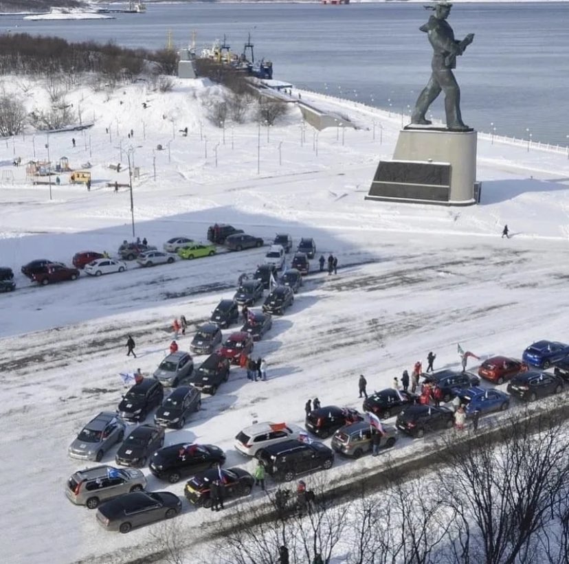 NilsenThomas's tweet photo. Severomorsk 🇷🇺 marks 1-year anniversary  of Russia’s all-out war. For one or another reason, Norway’s bordertown #Kirkenes is still in friendship-agreement with this aggressive shadow-of-mordor settlement. https://t.co/2BBeGC443q