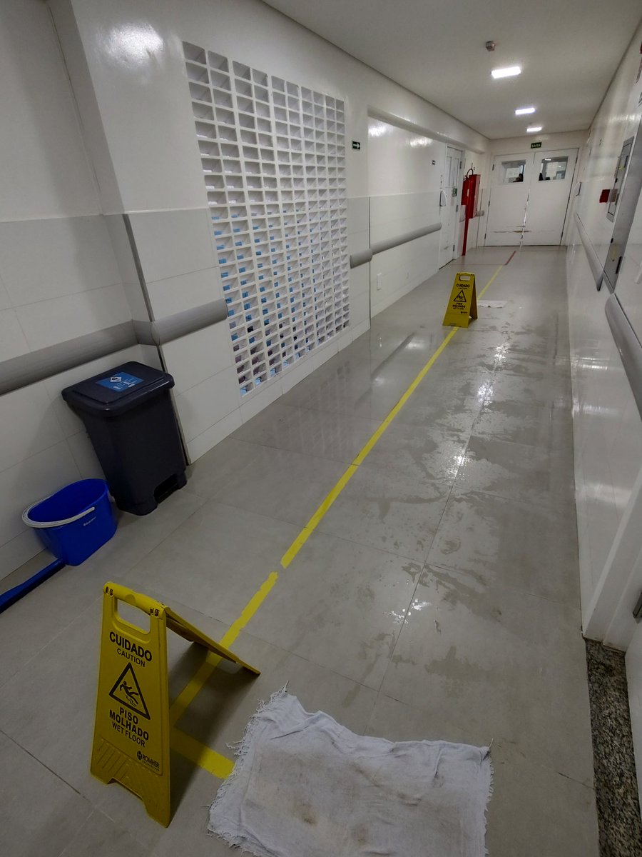 EvanildoFSilva2's tweet image. Fico pensando.. onde será que o arquiteto ou quem quer que seja que desenhou  a UPA do Gama, não pensou que o corredor poderia ficar alagado com uma simples chuva....melhor se tivesse uma parede...#df2,#gdf, #IGESDF