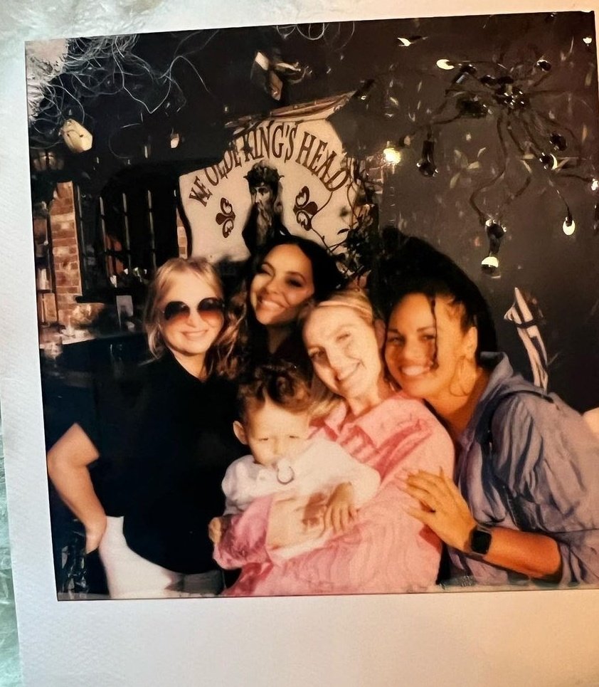 ArgUptades's tweet photo. Jade y Perrie se reencontraron! ❤️😭 https://t.co/RM91ac9ZQA