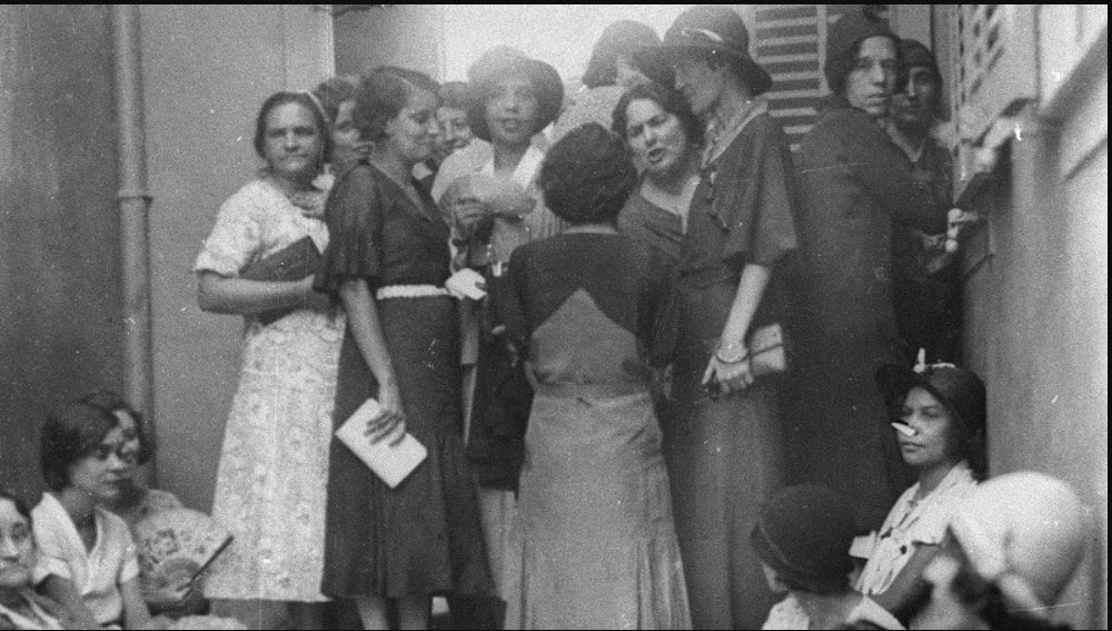 HistClasseTrab's tweet photo. Neste dia, a 24 de fevereiro de 1932, após décadas de luta, o direito de voto foi oficialmente garantido às mulheres brasileiras acima de 21 anos, tornando o Brasil o primeiro país da América Latina a garantir legalmente a participação eleitoral das mulheres. https://t.co/ZPagv9LnD9