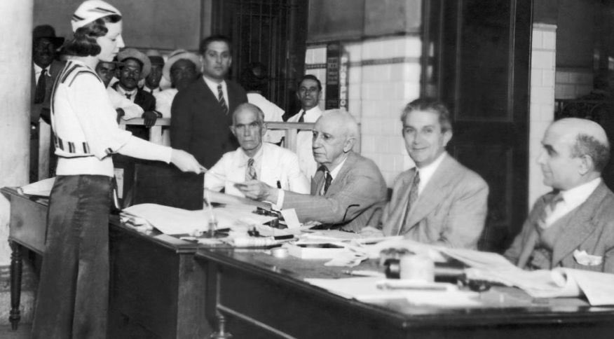 HistClasseTrab's tweet photo. Neste dia, a 24 de fevereiro de 1932, após décadas de luta, o direito de voto foi oficialmente garantido às mulheres brasileiras acima de 21 anos, tornando o Brasil o primeiro país da América Latina a garantir legalmente a participação eleitoral das mulheres. https://t.co/ZPagv9LnD9
