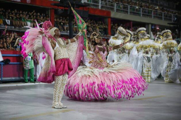 Isso que dá colocar jurado do Teatro Municipal pra julgar Mestre-Sala e Porta-Bandeira. 

Acostumados ao balé, e não à dança de terreiro, eles ficaram negativamente impressionados com o VIGOR (palavras deles) do casal da Mangueira.

Justamente o que mais encanta o sambista.
