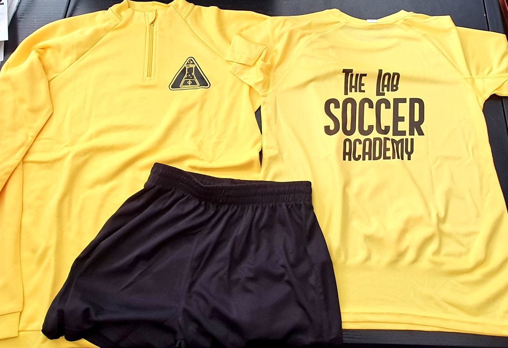 Colección deportiva Roly permite soluciones de calidad y económicas a escuelas deportivas
#Camisetatecnica Bahrain
#Sudadera 1/2 cremallera Epiro
Pantalon corto Player prendas elegidas por #TheLabSoccerAcademy para entrenos en #Alcorcón estampadas con #vinilotextil y #sublimación