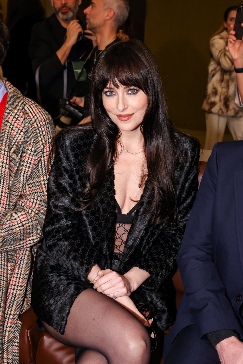 dakotaj_updates's tweet photo. NEW: Dakota Johnson at Gucci Fall/Winter 2023 show today in Milan, Italy. #DakotaJohnson https://t.co/yDptQWGBIb