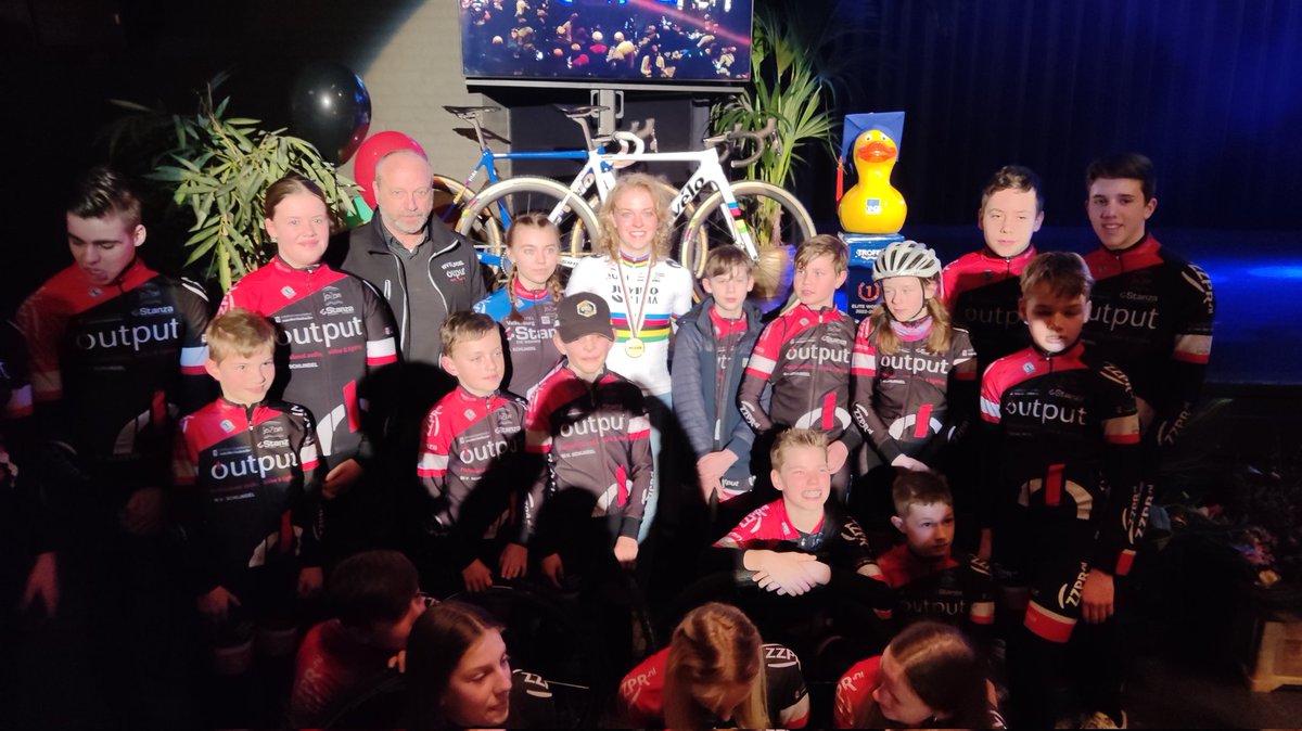 En na afloop van de huldiging door de gemeente Sint Michielsgestel nog op de foto met clubgenoten van de vereniging. #femvanempel