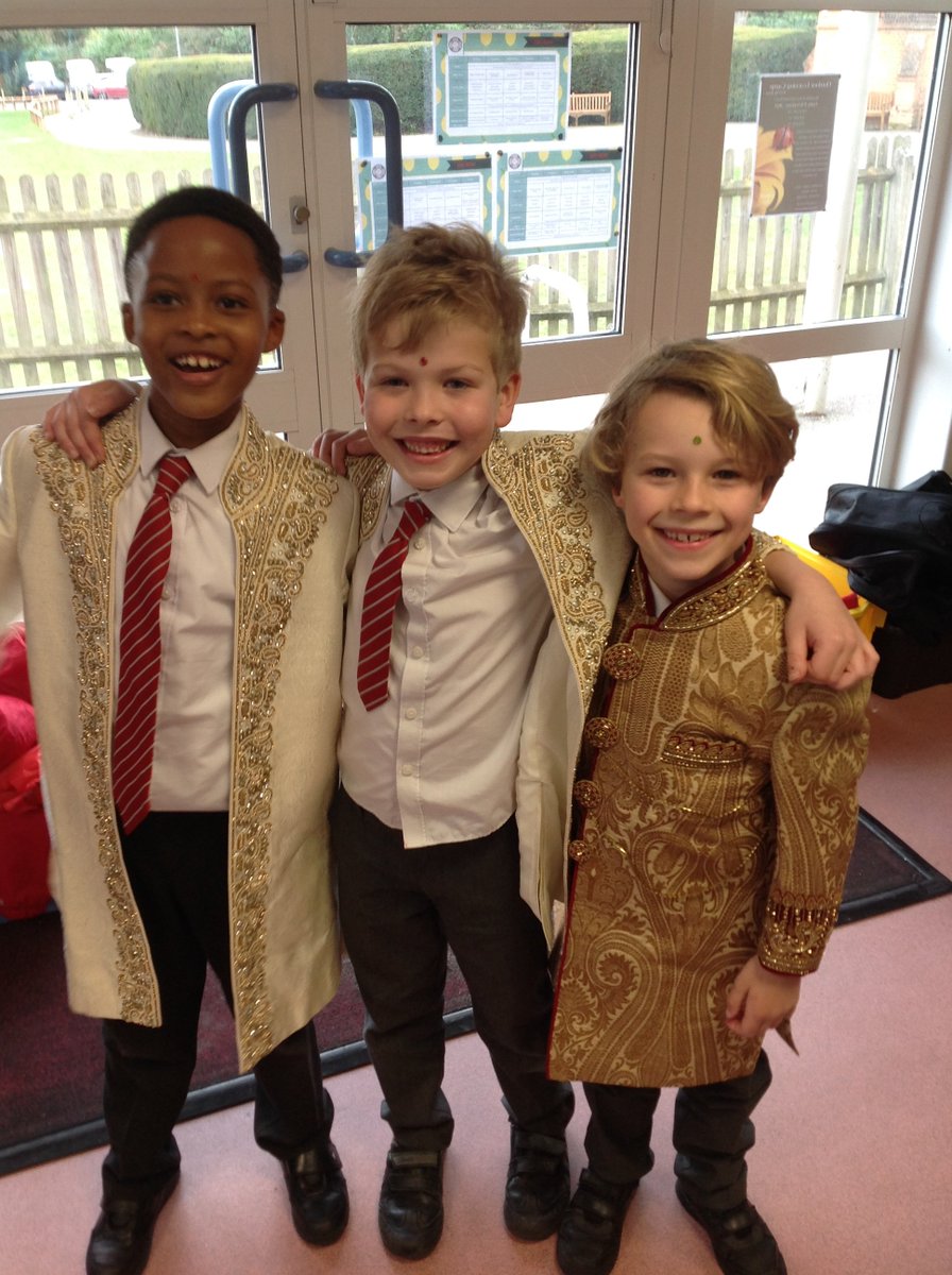 BGS_LowerSch's tweet photo. Year 2 had a fantastic WOW day to kick-start our new topic: The Wonders of India! #Indianfood #Indianclothes #Indianart #Indianwriting #BGS_Year2 https://t.co/dMBfNTwFTX
