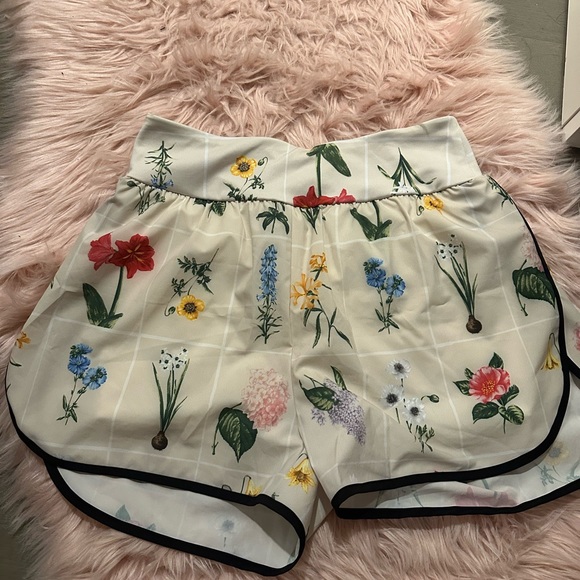 mopritt08's tweet photo. So good I had to share! Check out all the items I'm loving on @Poshmarkapp #poshmark #fashion #style #shopmycloset #tuckernuck #tadashishoji: https://t.co/lLQDkz0eEH https://t.co/urcc7srzhY