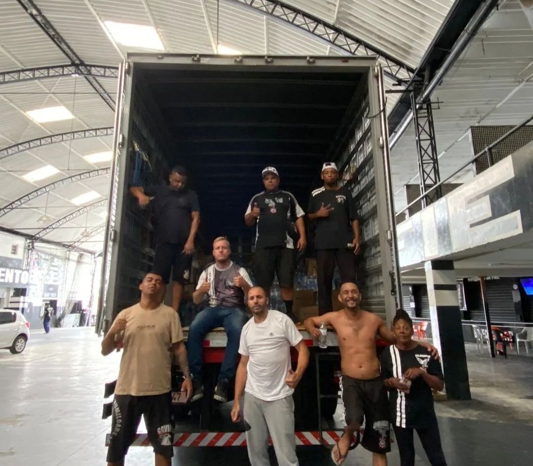 Vessoni's tweet photo. Gaviões da Fiel, Pavilhão Nove, Fiel Macabra, Camisa 12 e Estopim da Fiel, torcidas organizadas do Corinthians, fizeram as primeiras doações para as vítimas do litoral norte de SP;

Água, produtos de limpeza, alimentos e produtos de higiene enviados. 

Doações seguem!
👏 👏 👏 https://t.co/UIrdB4Mxky
