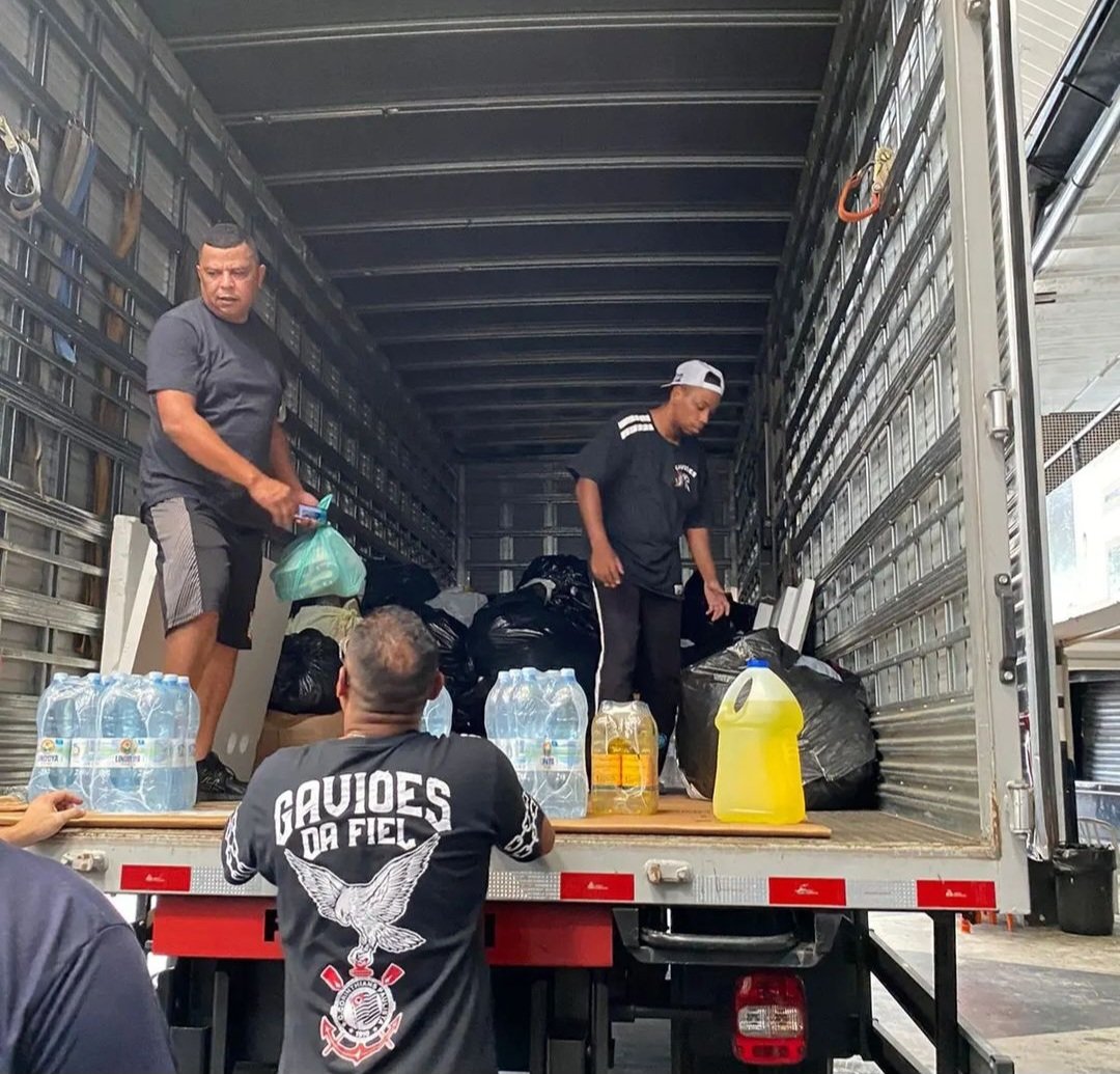 Vessoni's tweet photo. Gaviões da Fiel, Pavilhão Nove, Fiel Macabra, Camisa 12 e Estopim da Fiel, torcidas organizadas do Corinthians, fizeram as primeiras doações para as vítimas do litoral norte de SP;

Água, produtos de limpeza, alimentos e produtos de higiene enviados. 

Doações seguem!
👏 👏 👏 https://t.co/UIrdB4Mxky