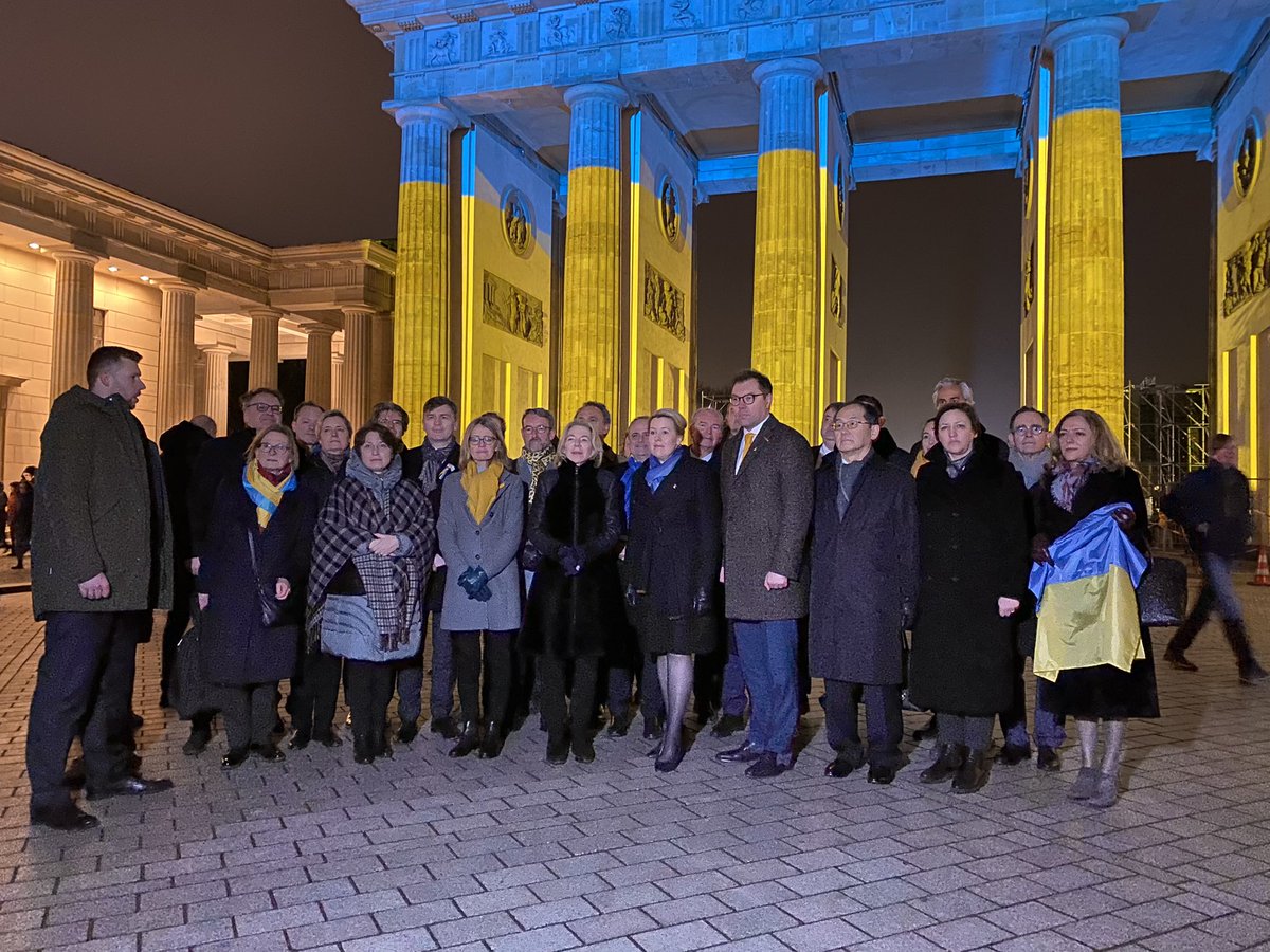 Jill Gallard (@jillgallard) on Twitter photo Heute Abend war ich am #Brandenburger Tor, um Solidarität mit dem 🇺🇦 Volk und meinem ukrainischen Amtskollegen <a href="/Makeiev/">Oleksii MAKEIEV 🇺🇦</a> zu zeigen. Wir sind heute solidarisch mit unseren Freunden in der 🇺🇦 & gedenken all derer, die bei der Verteidigung der Freiheit ihr Leben verloren haben. Heute Abend war ich am #Brandenburger Tor, um Solidarität mit dem 🇺🇦 Volk und meinem ukrainischen Amtskollegen <a href="/Makeiev/">Oleksii MAKEIEV 🇺🇦</a> zu zeigen. Wir sind heute solidarisch mit unseren Freunden in der 🇺🇦 & gedenken all derer, die bei der Verteidigung der Freiheit ihr Leben verloren haben.
