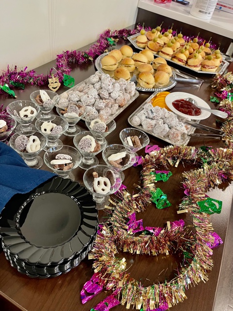 TrilogyLiving's tweet photo. Happy Mardi Gras and Happy Friday! We had a great time celebrating the spirit of New Orleans with our residents and families. Whether they're serving up delicious food or specialty cocktails, our four-star chefs outdo themselves every time! How did you celebrate this year? https://t.co/PU6BekAYvP