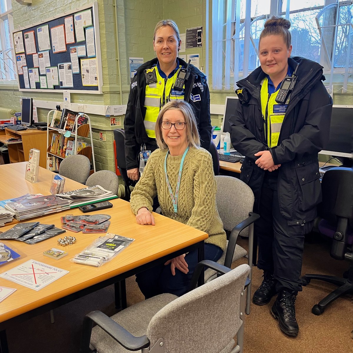 SStaffsPolice's tweet image. PCSO Wilkes &amp;amp; PCSO Rathbone held a drop in chat at #Kinver Library earlier today 🗣️

Thank you to the brilliant volunteers for having us! 🙂

We’ve left some #SmartAlert leaflets at the desk; sign up to receive free crime alerts for your area 👍🏼👮🏼

Further drop in dates TBC