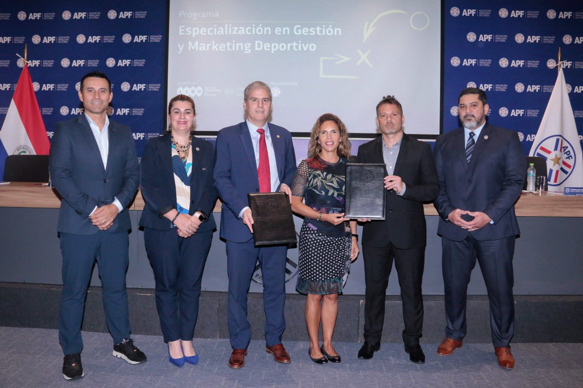 APFOficial's tweet photo. Profesionalización y capacitación en el deporte ⚽🤝

Se firmó un convenio entre la Asociación Paraguaya de Fútbol con el Instituto Internacional de Gestión Deportiva (@iigdpy).

Los detalles en la nota: https://t.co/LY7yoCI39K https://t.co/53gi8RNCE2