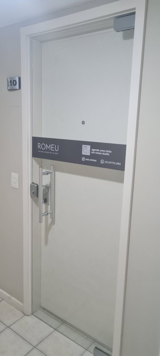 Porta de vidro temperado para sala comercial.