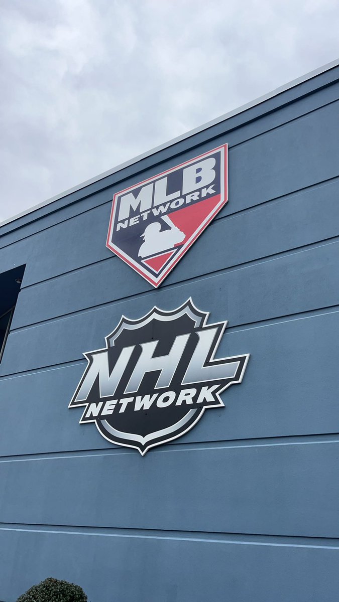 genfara42's tweet photo. AN AWESOME DAY AT MLB AND NHL NETWORKS!! The journey to my sports broadcasting dream has begun!!! If you have a chance take a look on what I wrote about the day in the life of a MLB Network Makeup Artist! ❤️ https://t.co/Fnz6d82FBP https://t.co/aIlbd0TW8Z