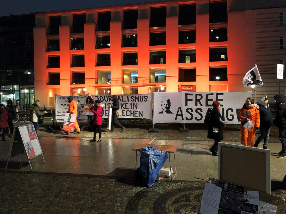 Berlin4Assange's tweet photo. (Auch) heute #StreetAction4FreeSpeech vor der #USBotschaft am #PariserPlatz.
Dauerpräsenz Januar und Februar.
🔺Chapeau @RajaValeska!
Abends zeitgleich die #FrikoBerlin für Friedensverhandlungen im #UkraineKrieg mit #DieterDehm und dem Lied "Ami go Home" https://t.co/pnfevnPiqI