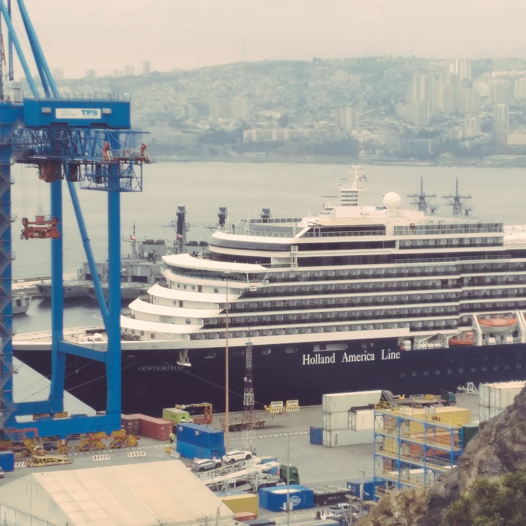 Off_Valpo's tweet photo. @Clementessg76 @Helenit30401046 @wanderino_ @oleoducto @valparaiso @edgardolazo @RedMeteoA @meteoredcl @iMetGeo @NicoleLayana @Oriettaf @tzingane @MarichiValeros2 @Meteoclick @FarosLos @BlogConexiones @ELTIEMPOCHV @Caroinfante1 @AlejandroSig @davidurra7 @AlvaroMolinaCL @CaptAndres @alexismalll @faro @nimbusmeteorol @LeanVilches @rodrigoulloasr @MondacaQuilpue @EspinosaMeteo @EFEValparaiso @QuilpueMeteo @NickoMeteo @Marigen2008 @flashjessica @exploravalpo @SeremiCienciaC @EduardoTVT @Cenaproc_Valpo @NoticiasValpoEx @sitiodelsuceso @JimenaCaceresH_ @claualdu @kiarabetsy @PortValparaiso @VikingCruises https://t.co/dRBMPw5mx4 crucero de pasajeros @Oosterdam 🇳🇱(NL) atracado en @TPS_Valparaiso junto al portacontenedores @Manzanillo @Express 🇲🇭(MH) y el frigorífico @Cool_Royal 🇧🇸(BS) cielo cubierto de #Stratus_Cumulus viento del #NW 09 Nd (17 km/h) pres. atm. 1018 hPa temp. 17°C https://t.co/OM4a4Amd7Y
