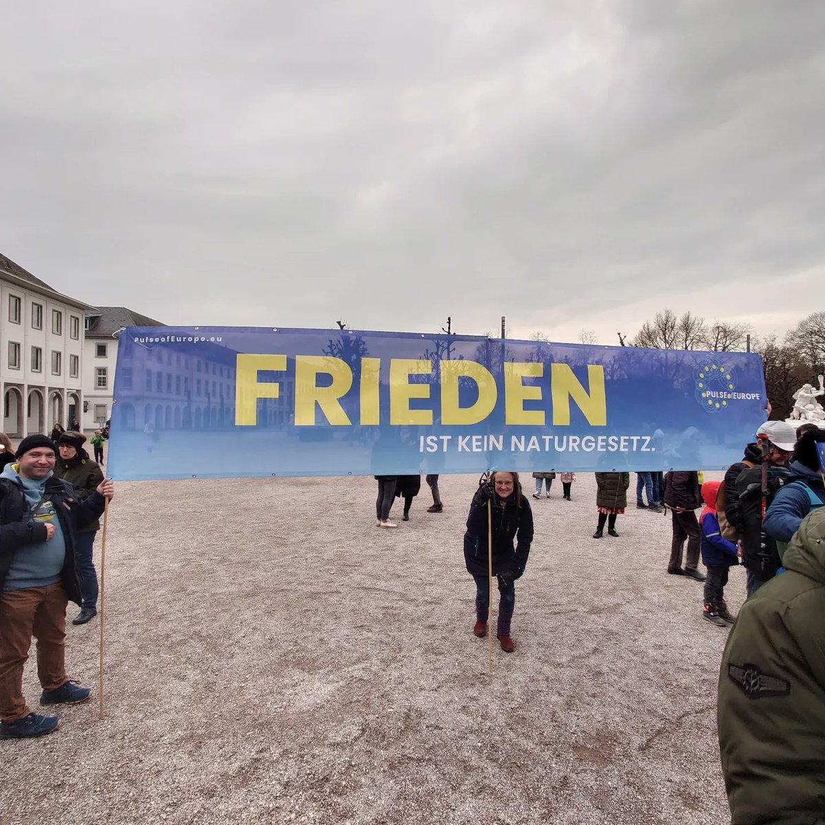TGiannikopoulos's tweet image. Heute war der Jahrestag vom russischem Überfall auf die Ukraine.

Es fand eine Kundgebung in Karlsruhe auf dem Schlossplatz statt.
Pulse of Europe und die Partei Voltdeutschland stehen stehen fest an der Seite der ukrainischen Karlsruher*innen.

#PulseofEurope 
#voltdeutschland