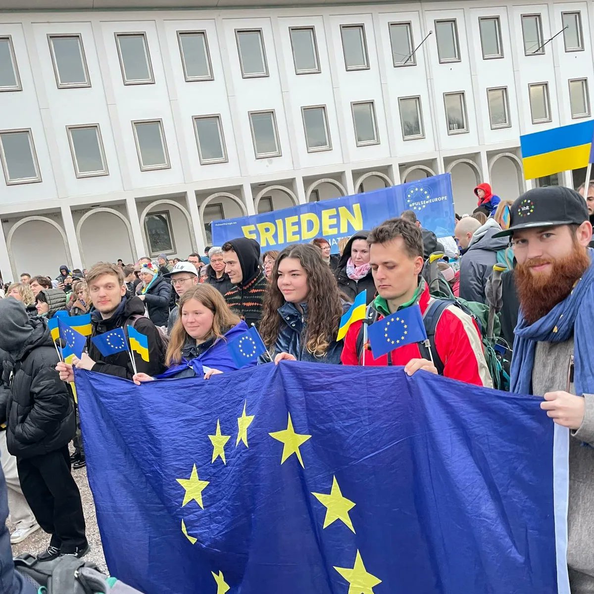 TGiannikopoulos's tweet image. Heute war der Jahrestag vom russischem Überfall auf die Ukraine.

Es fand eine Kundgebung in Karlsruhe auf dem Schlossplatz statt.
Pulse of Europe und die Partei Voltdeutschland stehen stehen fest an der Seite der ukrainischen Karlsruher*innen.

#PulseofEurope 
#voltdeutschland