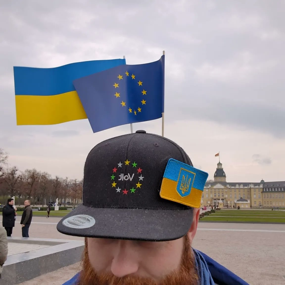 TGiannikopoulos's tweet image. Heute war der Jahrestag vom russischem Überfall auf die Ukraine.

Es fand eine Kundgebung in Karlsruhe auf dem Schlossplatz statt.
Pulse of Europe und die Partei Voltdeutschland stehen stehen fest an der Seite der ukrainischen Karlsruher*innen.

#PulseofEurope 
#voltdeutschland