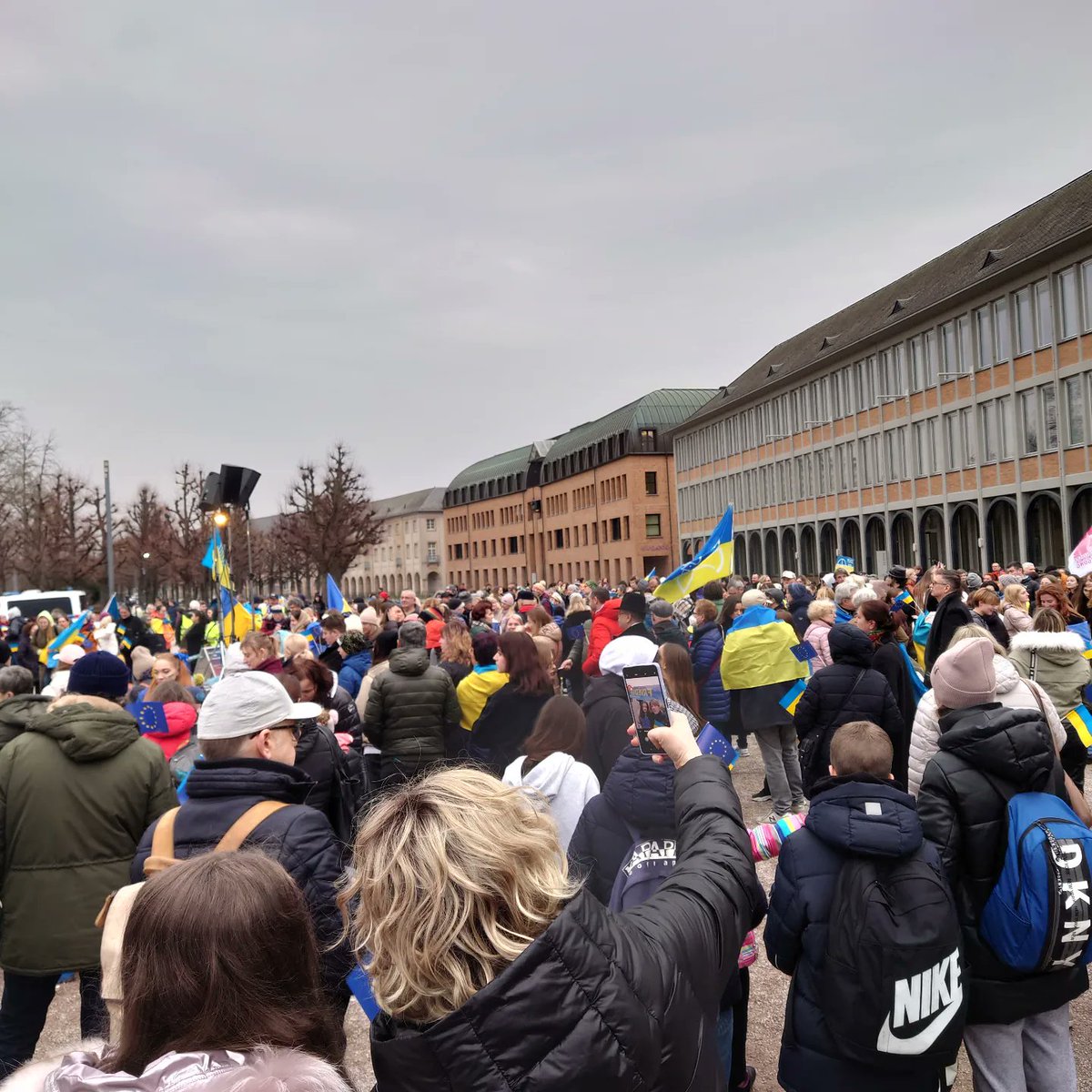 TGiannikopoulos's tweet image. Heute war der Jahrestag vom russischem Überfall auf die Ukraine.

Es fand eine Kundgebung in Karlsruhe auf dem Schlossplatz statt.
Pulse of Europe und die Partei Voltdeutschland stehen stehen fest an der Seite der ukrainischen Karlsruher*innen.

#PulseofEurope 
#voltdeutschland