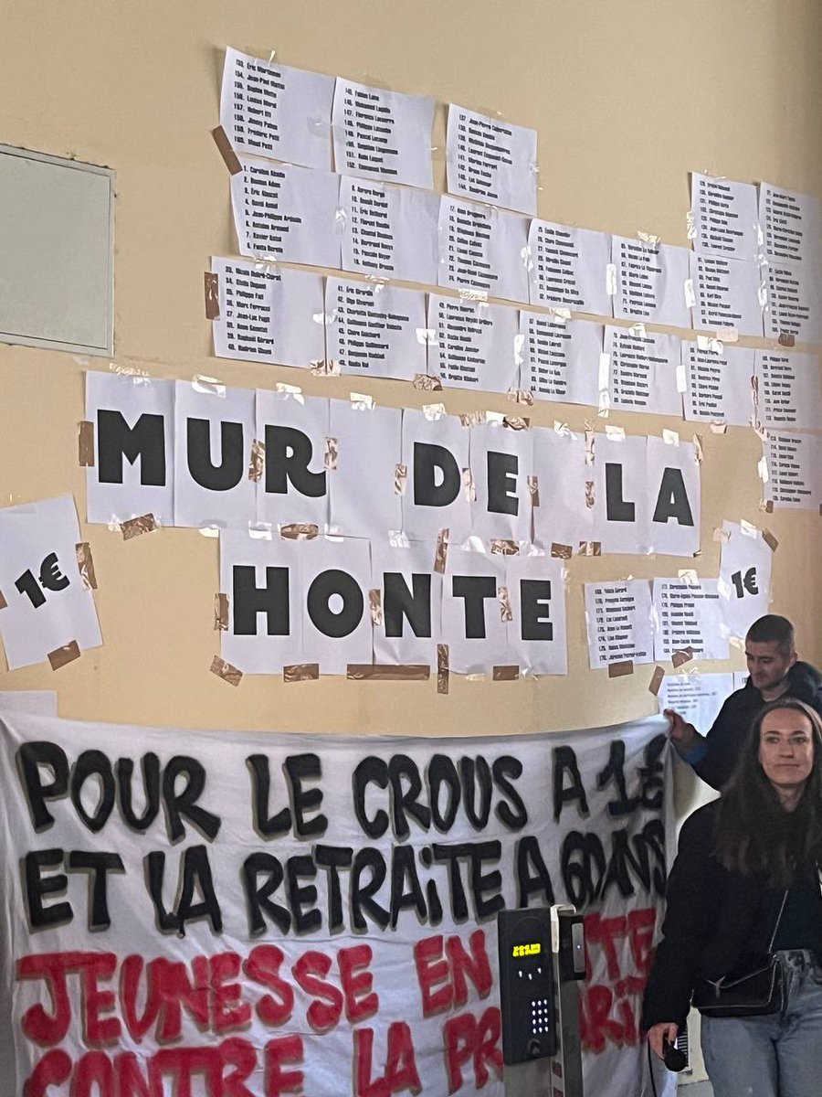 LouisCharognard's tweet photo. À Paris, les étudiants affichent sur le mur de la honte des députés de la NUPES/LFI qui ont eu de graves problèmes avec la justice.

Parce que leurs votes ont des conséquences sur nos vies, nous n'oublierons pas leurs noms.

On va tous vous faire destituer !
#Violeurs #Boxeurs https://t.co/C0Mugkhm1p