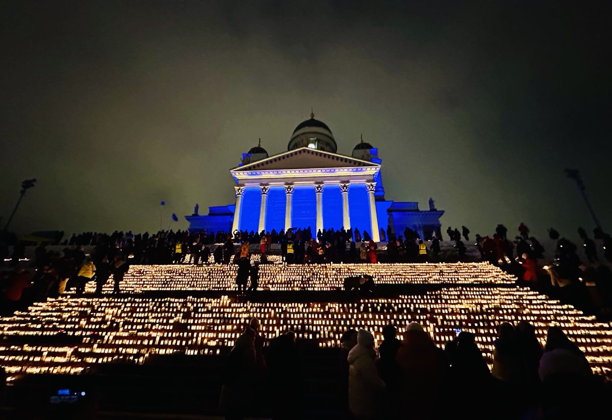 The scene at Helsinki’s Senate Square this evening, 24 February, and a perfect visual representation of the support Finland and Finnish people have for Ukraine