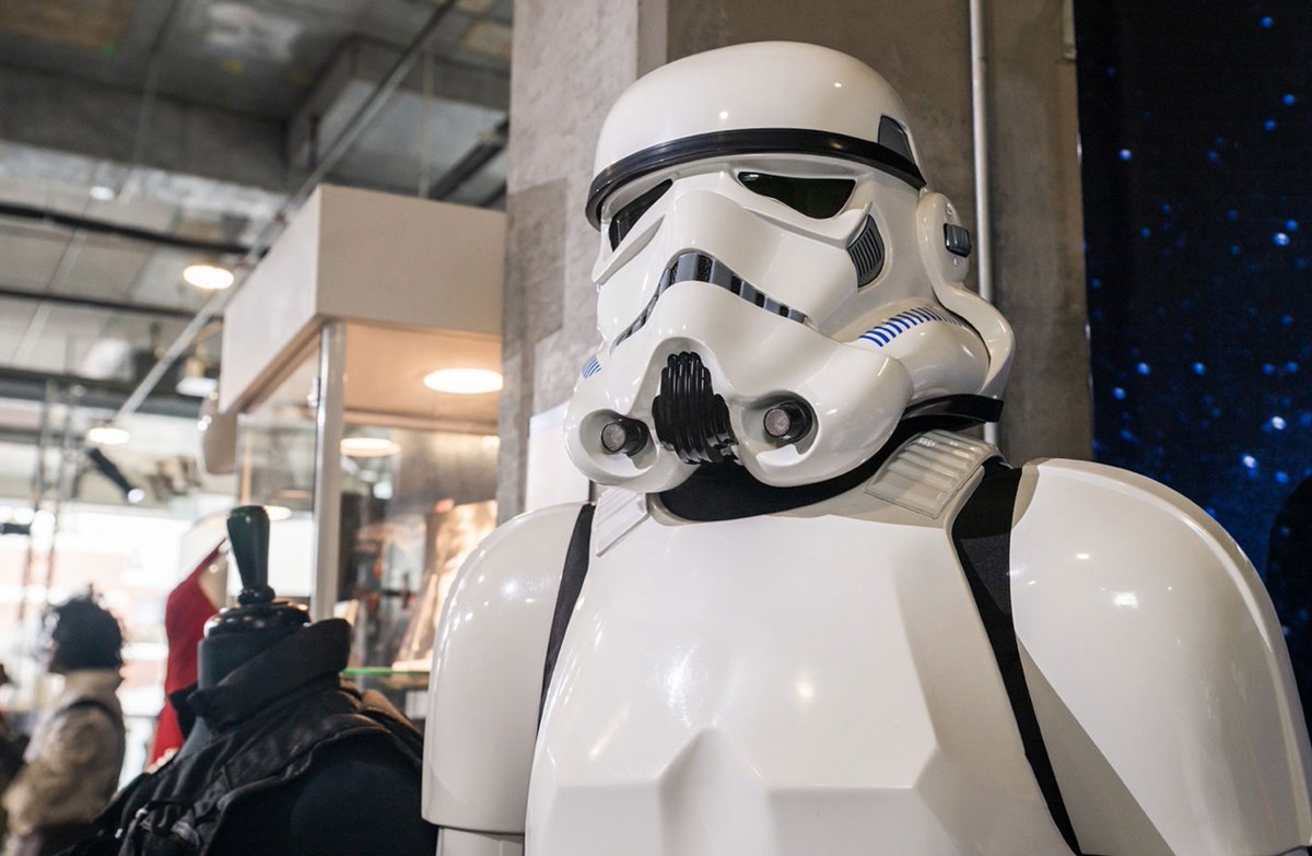 JuliensAuctions's tweet image. 🎬 Take a behind-the-scenes peek into movie magic with our 2022 Icons &amp;amp; Idols: Hollywood exhibition. This extraordinary auction showcased some of the most iconic movie props and costumes of all time, from classic films that have left an indelible mark on popular culture.