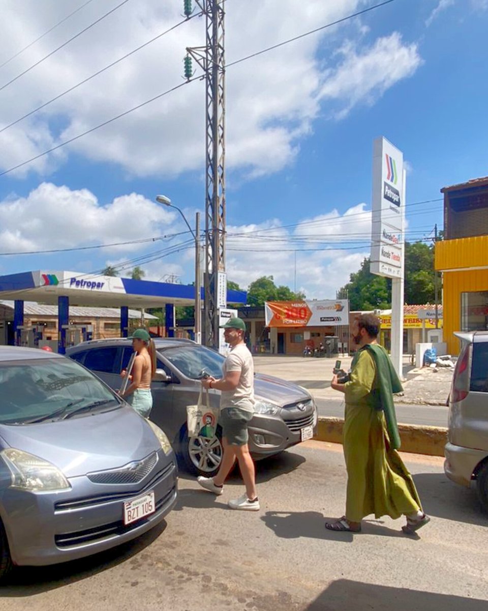 JOSEESCAURIZA's tweet photo. Qué grande Santo Tomás, que salió a refrescar a la gente con un buen tereré en este calorazo húmedo.
¿Qué remedio no le puede faltar a tu tereré? https://t.co/1q3h1cuRfg
